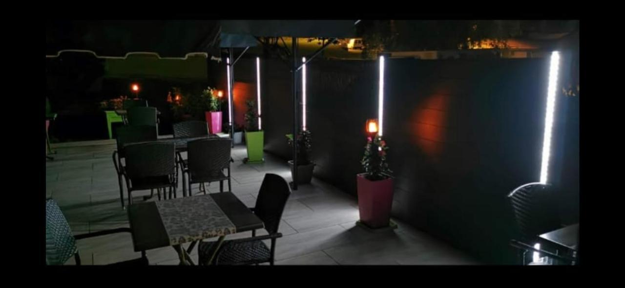 Hotel Le Bambi Бом-ле-Дам Екстериор снимка